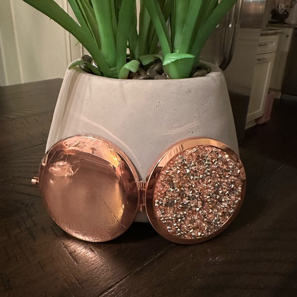 NEW!! Glam Compact Mirror - Picture 3 of 13